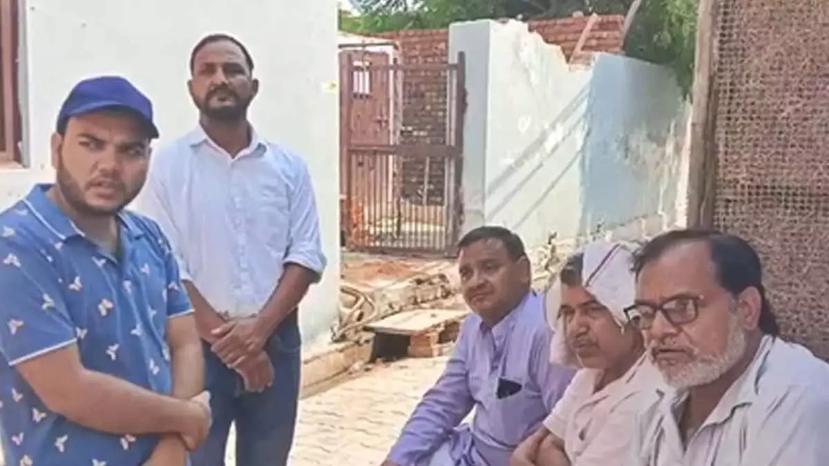 AI-171 दुर्घटना के पीड़ितों में आगरा का दंपत्ति भी शामिल; पैतृक गांव में शोक की लहर AI-171 दुर्घटना के पीड़ितों में आगरा का दंपत्ति भी शामिल; पैतृक गांव में शोक की लहर