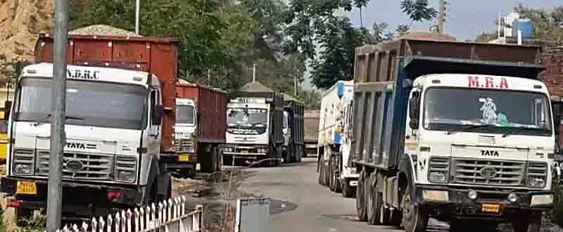 Himachal: खनन माफिया पर कार्रवाई में 24 लदे वाहन जब्त Himachal: खनन माफिया पर कार्रवाई में 24 लदे वाहन जब्त