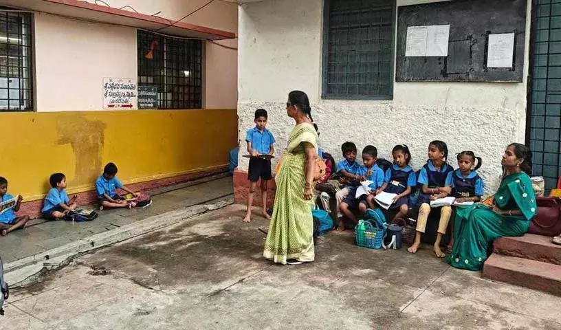 Panjagutta में बस्ती समिति के आयोजकों ने स्कूल पर लगाया ताला.. बाहर बैठे छात्र Panjagutta में बस्ती समिति के आयोजकों ने स्कूल पर लगाया ताला.. बाहर बैठे छात्र