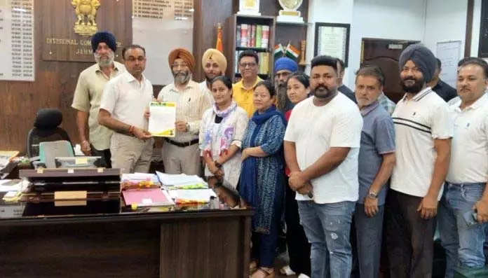 Jeevan Nagar निवासियों ने मंडल आयुक्त से मुलाकात कर नागरिक समस्याओं के त्वरित समाधान की मांग की Jeevan Nagar निवासियों ने मंडल आयुक्त से मुलाकात कर नागरिक समस्याओं के त्वरित समाधान की मांग की