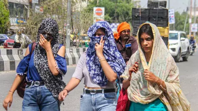 भीषण गर्मी से बेहाल दिल्ली, 54.4 डिग्री तापमान ने बनाया नया रिकॉर्ड भीषण गर्मी से बेहाल दिल्ली, 54.4 डिग्री तापमान ने बनाया नया रिकॉर्ड