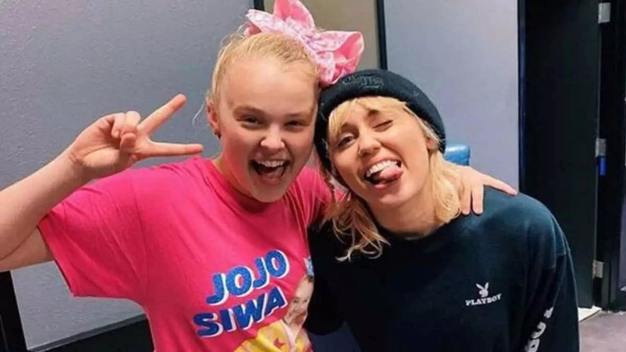 जोजो सिवा ने वर्ल्ड प्राइड में Miley Cyrus के क्लोसेट वाले मज़ाक की आलोचना की जोजो सिवा ने वर्ल्ड प्राइड में Miley Cyrus के क्लोसेट वाले मज़ाक की आलोचना की