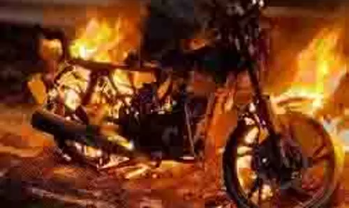 Punjab: चलती बाइक में लगी आग, युवक ने कूदकर बचाई जान