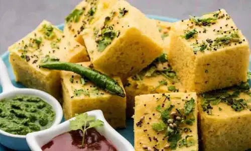 Moong Dal Dhokla: नाश्ते में बनाएं ये हेल्दी डिश