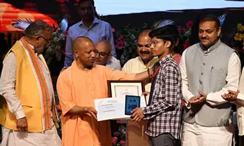 Lucknow: योगी आदित्यनाथ ने मेधावियों को किया सम्मानित, बच्चों से की मेहनत की अपील Lucknow: योगी आदित्यनाथ ने मेधावियों को किया सम्मानित, बच्चों से की मेहनत की अपील