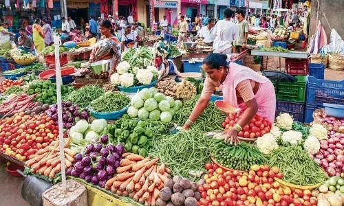 खाद्य कीमतों में कमी से मुद्रास्फीति छह साल के निचले स्तर पर