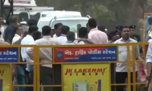 Plane Crash: क्रैश साइट का दौरा कर प्रधानमंत्री मोदी पहुंचे सिविल अस्पताल, घायलों से कर रहे मुलाकात Plane Crash: क्रैश साइट का दौरा कर प्रधानमंत्री मोदी पहुंचे सिविल अस्पताल, घायलों से कर रहे मुलाकात