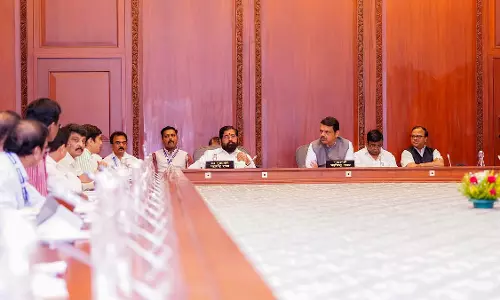 Maharashtra CM ने पहाड़ी ढलानों पर स्थित झुग्गियों के लिए नीति बनाने का निर्देश दिया