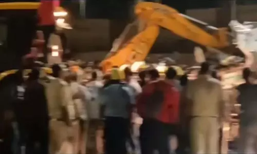 Pune : लोहे की छड़ें केबिन में घुसीं, एक की मौत, चांदनी चौक पर यातायात जाम Pune : लोहे की छड़ें केबिन में घुसीं, एक की मौत, चांदनी चौक पर यातायात जाम