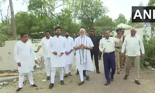 Modi अहमदाबाद में पीड़ितों को सांत्वना दी Modi अहमदाबाद में पीड़ितों को सांत्वना दी
