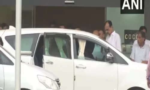 गुजरात के पूर्व मुख्यमंत्री की पत्नी Anjali Rupani अहमदाबाद पहुंचीं गुजरात के पूर्व मुख्यमंत्री की पत्नी Anjali Rupani अहमदाबाद पहुंचीं