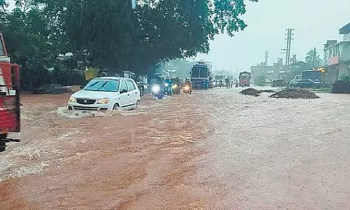 हुबली में भारी बारिश: दो लोग पानी में बह गए