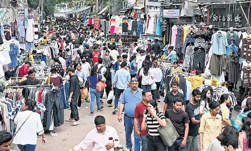 तोड़फोड़ के बाद सरोजिनी नगर बाजार में विक्रेताओं का कारोबार सामान्य हुआ