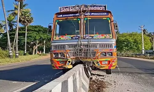नाथम के निकट लॉरी सड़क अवरोध से टकराई: चालक सुरक्षित बच गया