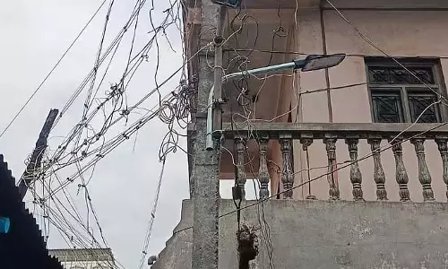 नियमों का पालन न करने वाला ठेकेदार: एक साल में ही खराब हो गई LED लैंप नियमों का पालन न करने वाला ठेकेदार: एक साल में ही खराब हो गई LED लैंप
