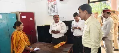 Ballia: जिलाधिकारी ने सदर तहसील का किया औचक निरीक्षण Ballia: जिलाधिकारी ने सदर तहसील का किया औचक निरीक्षण