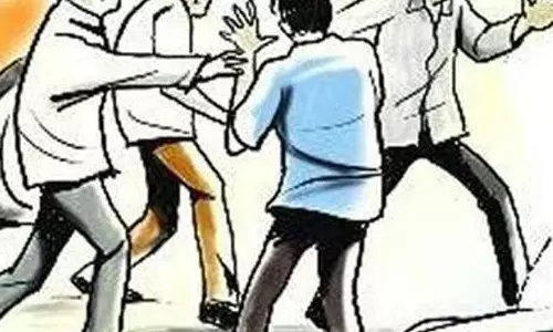Ballia: खेत में बकरी भगाने पर युवक की डंडे से पिटाई Ballia: खेत में बकरी भगाने पर युवक की डंडे से पिटाई