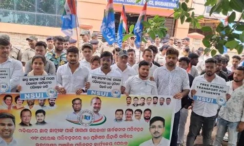 NSUI ने मुफ्त छात्र परिवहन के लिए विरोध प्रदर्शन किया NSUI ने मुफ्त छात्र परिवहन के लिए विरोध प्रदर्शन किया