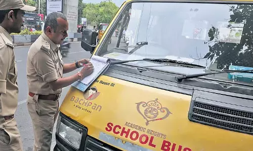 Telangana में नियमों का उल्लंघन करने पर 60 स्कूल बसें जब्त Telangana में नियमों का उल्लंघन करने पर 60 स्कूल बसें जब्त