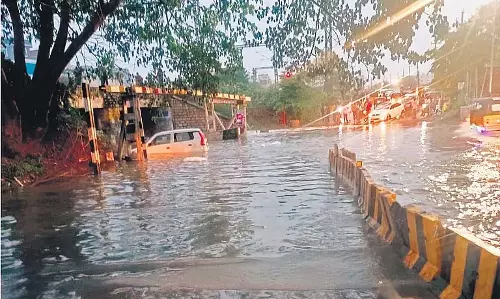 हैदराबाद में भारी बारिश, UOH में रिकॉर्ड बारिश दर्ज हैदराबाद में भारी बारिश, UOH में रिकॉर्ड बारिश दर्ज