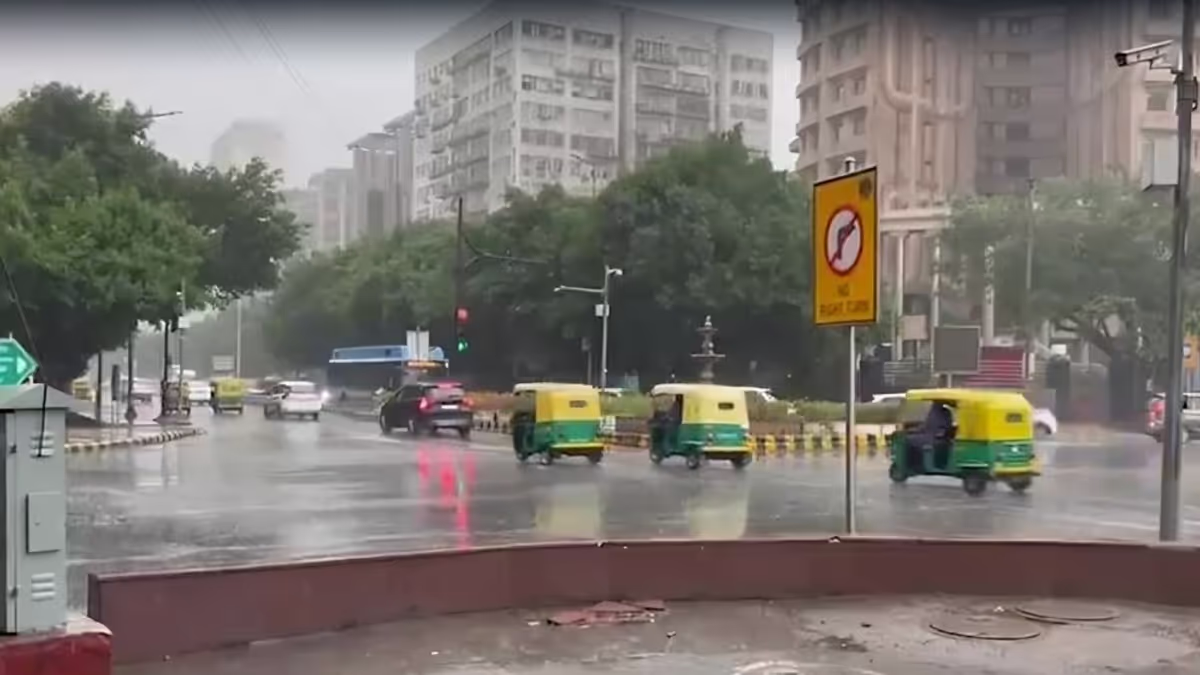 New Delhi: दिल्ली-NCR में बदलेगा मौसम का मिजाज, आंधी-बारिश का ऑरेंज अलर्ट New Delhi: दिल्ली-NCR में बदलेगा मौसम का मिजाज, आंधी-बारिश का ऑरेंज अलर्ट