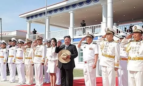 Kim ने मरम्मत किए गए विध्वंसक के प्रक्षेपण समारोह में भाग लिया Kim ने मरम्मत किए गए विध्वंसक के प्रक्षेपण समारोह में भाग लिया
