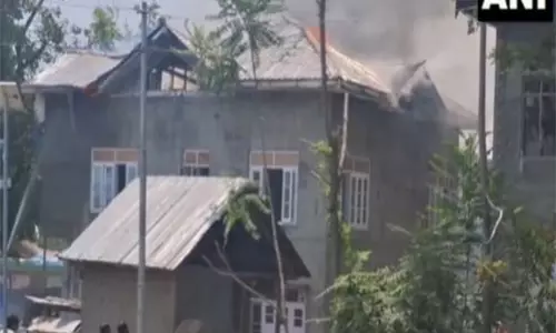 Pulwama के गुसु गांव में लगी आग