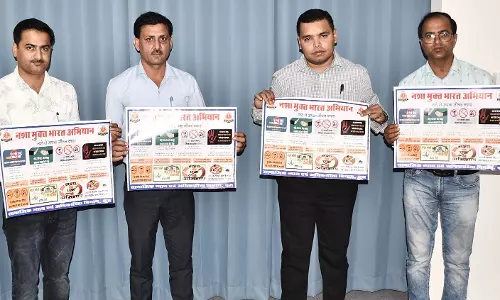 Churu: जिला कलेक्टर अभिषेक सुराणा ने किया नशा मुक्त भारत अभियान पोस्टर का विमोचन Churu: जिला कलेक्टर अभिषेक सुराणा ने किया नशा मुक्त भारत अभियान पोस्टर का विमोचन