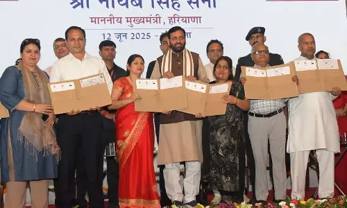 Haryana के मुख्यमंत्री ने 250 लाभार्थियों को दुकानों की रजिस्ट्री सौंपी Haryana के मुख्यमंत्री ने 250 लाभार्थियों को दुकानों की रजिस्ट्री सौंपी