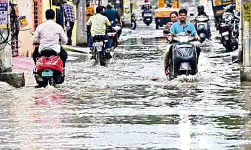 Hyderabad में रातभर हुई बारिश से हाहाकार, शुक्रवार को और तूफान आने की संभावना