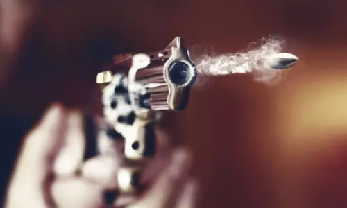 Mirzapur: रिवाल्वर साफ करते वक्त चली गोली, महिला गंभीर रूप से घायल Mirzapur: रिवाल्वर साफ करते वक्त चली गोली, महिला गंभीर रूप से घायल