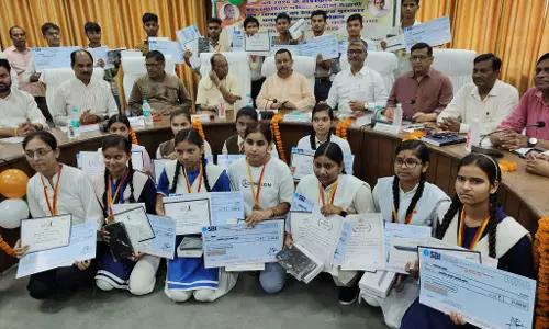 Farrukhabad: यूपी बोर्ड के उत्तीर्ण मेधावी विद्यार्थियों को सम्मानित किया गया Farrukhabad: यूपी बोर्ड के उत्तीर्ण मेधावी विद्यार्थियों को सम्मानित किया गया
