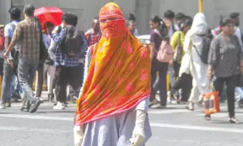 दिल्ली-एनसीआर में भीषण गर्मी के कारण लोग हैं परेशान दिल्ली-एनसीआर में भीषण गर्मी के कारण लोग हैं परेशान