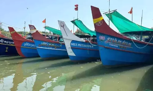 मछली पकड़ना; पारंपरिक मछुआरों के लिए भी कोई काम नहीं