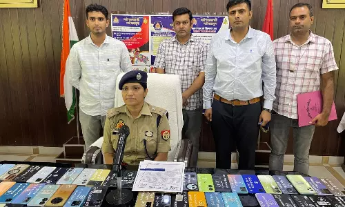 Farrukhabad: एसपी ने बरामद किये गये 151 मोबाइल स्वामियों को सौंपे Farrukhabad: एसपी ने बरामद किये गये 151 मोबाइल स्वामियों को सौंपे