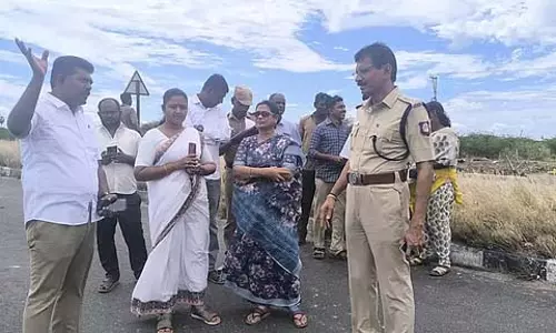 जिला न्यायाधीश की कार टिपर लॉरी से टकराने से 4 लोगों की मौत