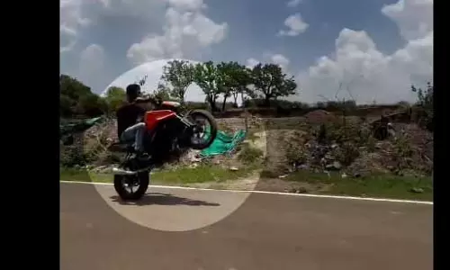 सामने का पहिया टांग स्टंटबाजी, वीडियो आया सामने सामने का पहिया टांग स्टंटबाजी, वीडियो आया सामने