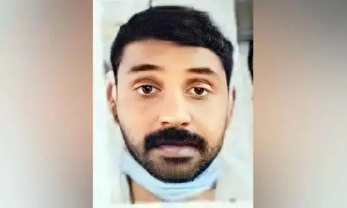 Kerala : युवक ने सरकारी अधिकारी का भेष धारण कर फर्नीचर का सामान चुराया Kerala : युवक ने सरकारी अधिकारी का भेष धारण कर फर्नीचर का सामान चुराया