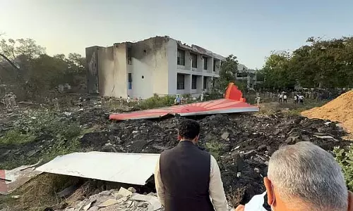 एयर इंडिया विमान दुर्घटना: 6 शवों की पहचान हुई, परिजनों को सौंपे गए एयर इंडिया विमान दुर्घटना: 6 शवों की पहचान हुई, परिजनों को सौंपे गए