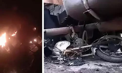 MP : मंडला में खड़ी डंपर से बाइक टकराने और आग लगने से दो युवकों की मौत MP : मंडला में खड़ी डंपर से बाइक टकराने और आग लगने से दो युवकों की मौत