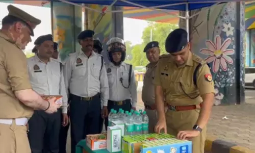 Noida: ट्रैफिक पुलिस के बेहतरी निरीक्षण हेतु कैनोपी-छातों की डिलीवरी Noida: ट्रैफिक पुलिस के बेहतरी निरीक्षण हेतु कैनोपी-छातों की डिलीवरी