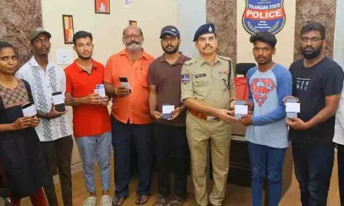 खम्मम में CEIR पोर्टल के माध्यम से 4 लाख रुपये मूल्य के 13 खोए हुए मोबाइल फोन बरामद
