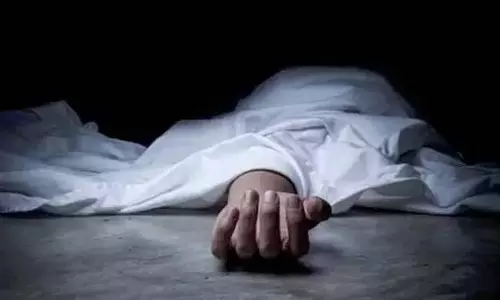 Andhra : विशाखापत्तनम में अत्याचार पति ने पत्नी की हत्या कर खुदकुशी की Andhra : विशाखापत्तनम में अत्याचार पति ने पत्नी की हत्या कर खुदकुशी की