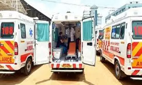 Kollam कॉर्पोरेशन की एम्बुलेंसों को जंग लगने से लाखों रुपये बर्बाद Kollam कॉर्पोरेशन की एम्बुलेंसों को जंग लगने से लाखों रुपये बर्बाद