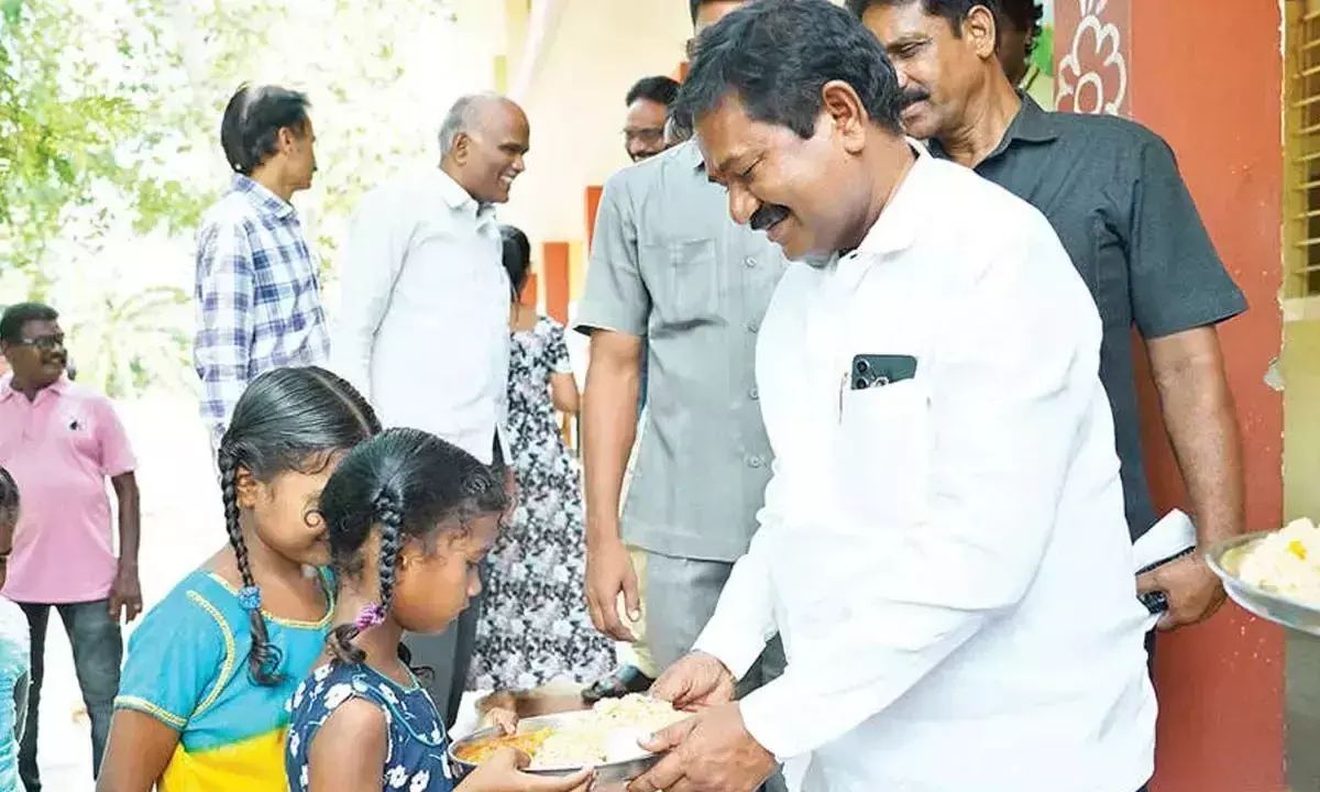 Andhra: मंत्री ने उन्नत मध्याह्न भोजन योजना का शुभारंभ किया
