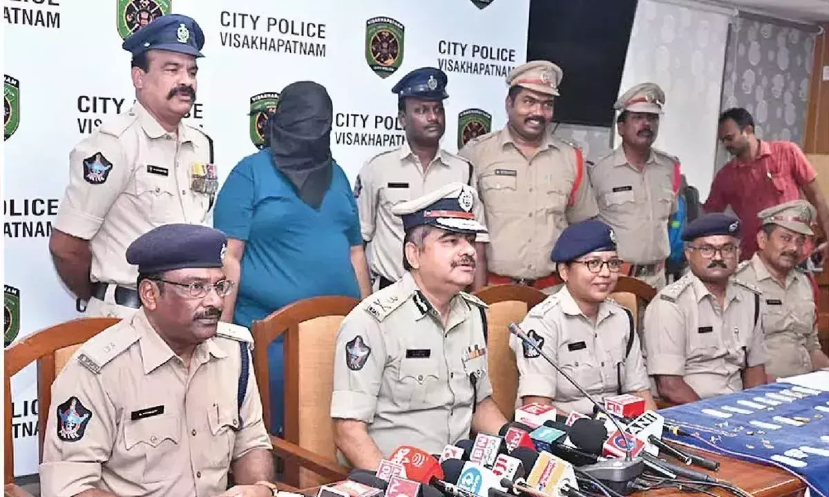 Andhra: पुलिस ने देश में विभिन्न मामलों में शामिल अंतरराज्यीय अपराधियों को पकड़ा