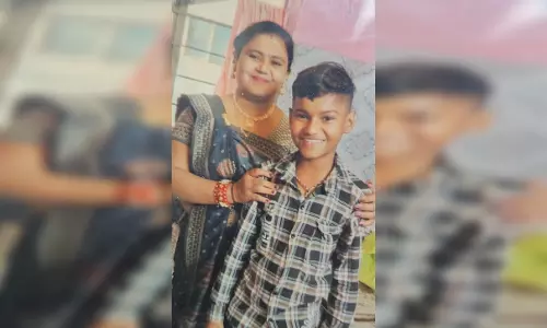 विमान हादसा: हॉस्टल के बाहर बेटे की मौत, मां घायल, परिवार में मातम विमान हादसा: हॉस्टल के बाहर बेटे की मौत, मां घायल, परिवार में मातम