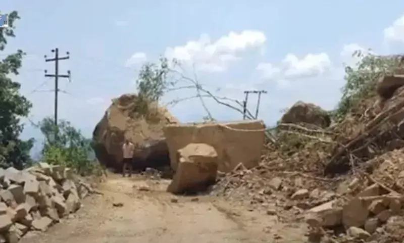 Manipur–Nagaland मार्ग पर एनएच 101 2-ए पर चट्टानें गिरने से यातायात बाधित