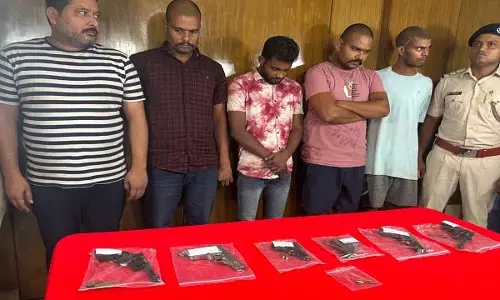 Odisha : अवैध बंदूकों और आग्नेयास्त्रों के साथ पांच गिरफ्तार Odisha : अवैध बंदूकों और आग्नेयास्त्रों के साथ पांच गिरफ्तार