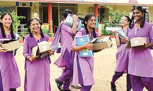 Andhra : स्कूल खुलने के दिन नई किताबें पाकर बच्चे खुशी से फूले नहीं समा रहे